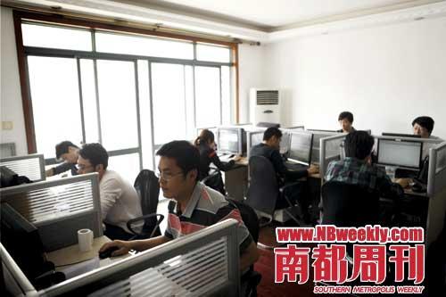 刘庆位于陆家嘴的网络安全公司。技术部门成员在攻关。摄影_姚松鑫